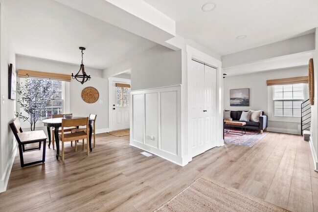Building Photo - FULLY FURNISHED!