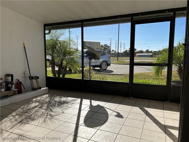 Building Photo - 2016 Lakeview Dr