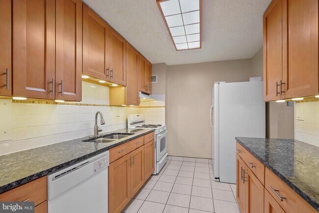 Building Photo - 1225 Martha Custis Dr