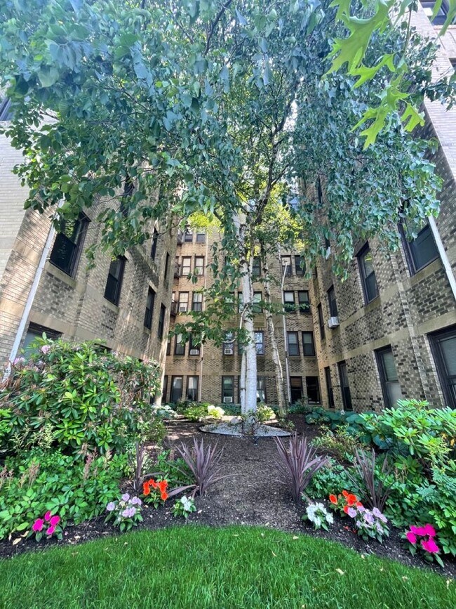 Building Photo - 9/1 No Fee!- Sunny upper floor 2BR - w/d i...