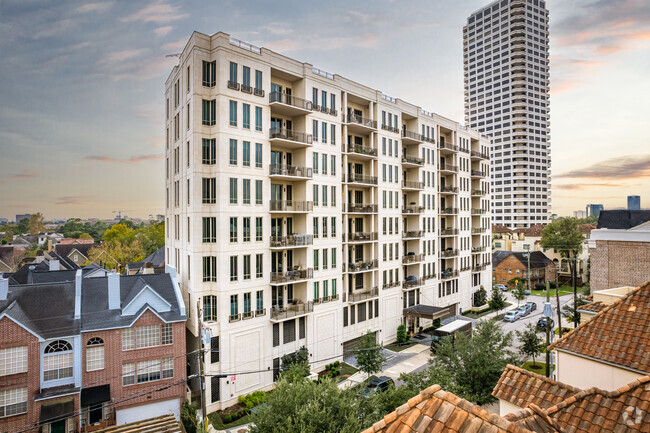 2325 Welch St - The Revere at River Oaks