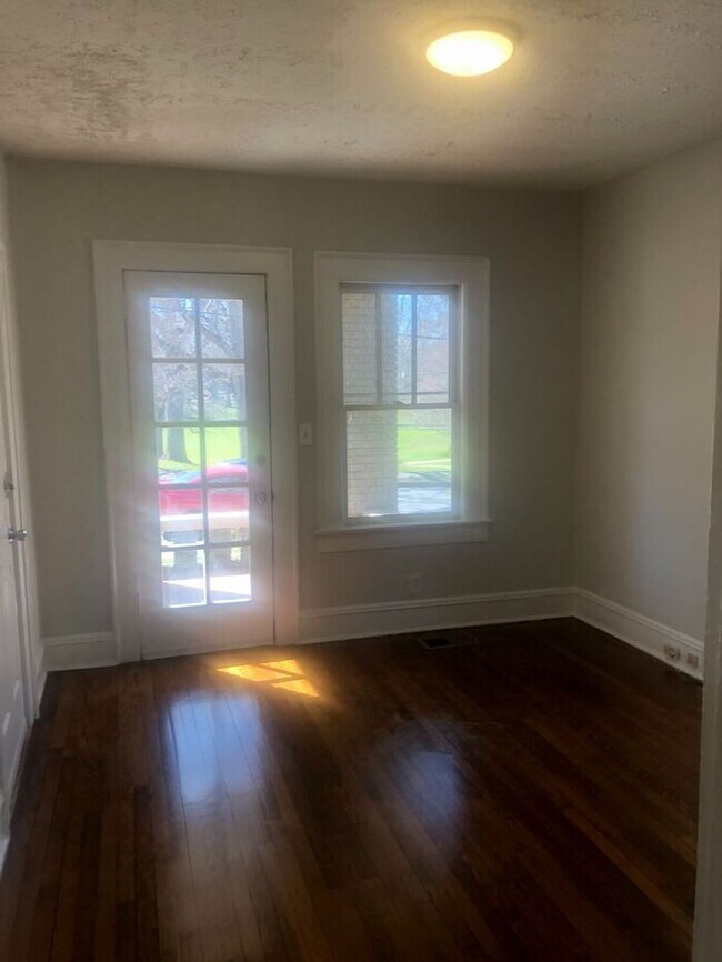 Building Photo - One bedroom one bath right on Adair Park a...