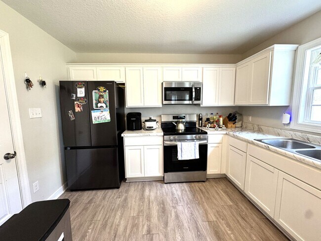 Building Photo - Beautiful Home! Convenient to Camp Lejeune!