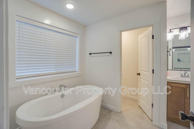 Building Photo - 737 SE 38th St