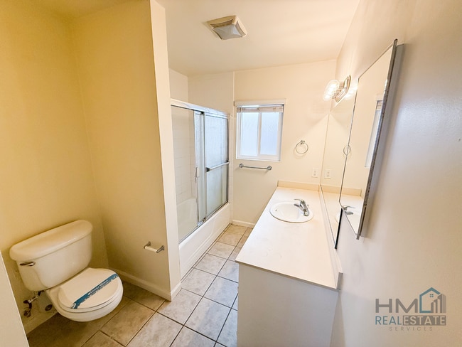 Building Photo - Homes Management - 2 Bed, 1.5 Bath Duplex ...