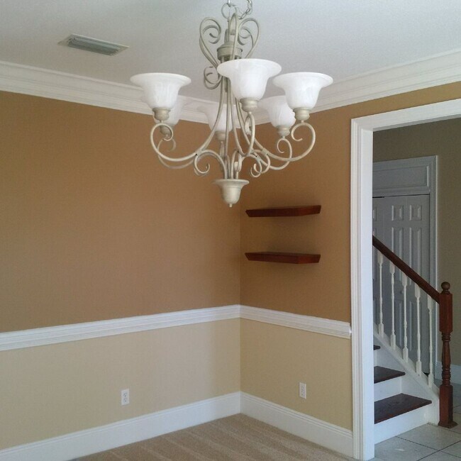 Building Photo - Beautiful 4 Bedroom 2 and 1/2 bath home in...