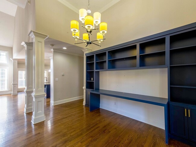 Building Photo - Move in ready Cotswold dream home.