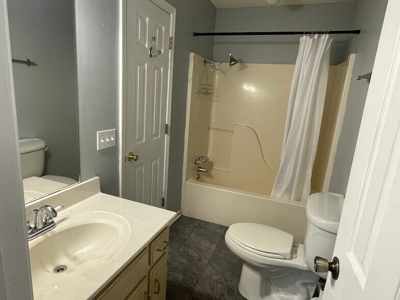 Building Photo - 301 E Cedar St