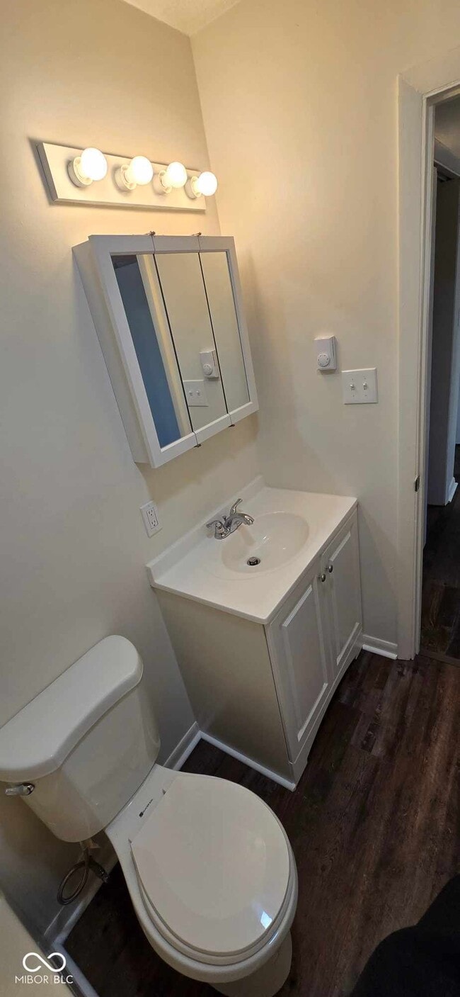 Building Photo - 570 US-52