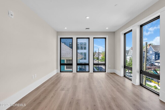 Building Photo - 218 3rd Ave