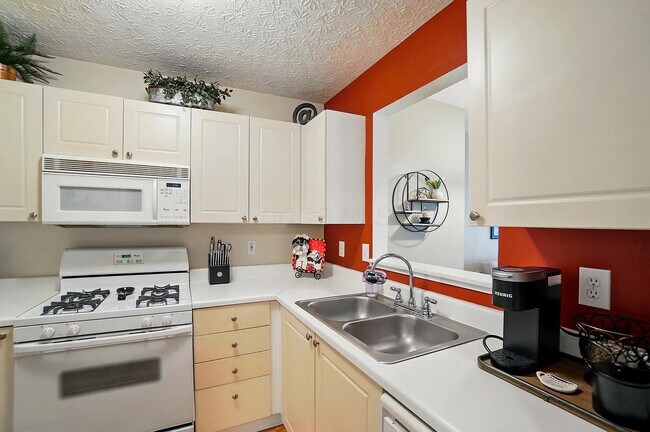 Building Photo - 1630 Holland Dr