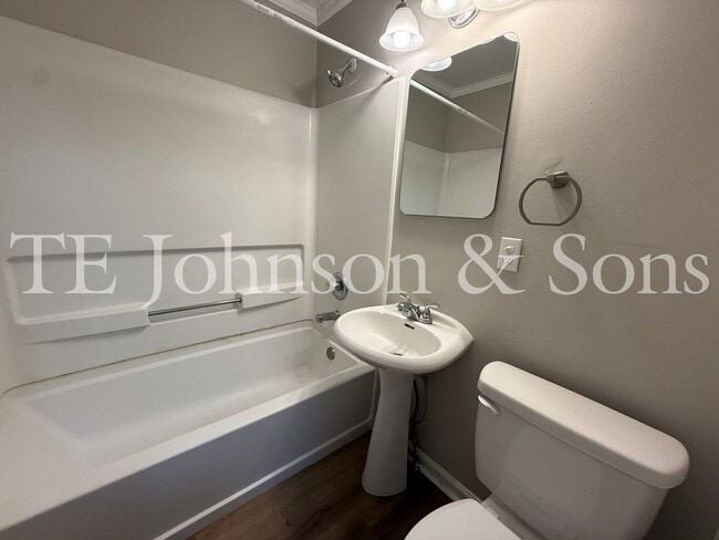 Building Photo - Charming 2 Bedroom Home with Basement & Modern Updates in Winston-Salem
