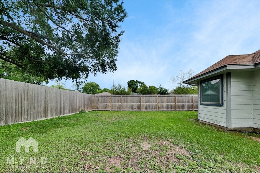 Building Photo - 10002 Green Valley Ln