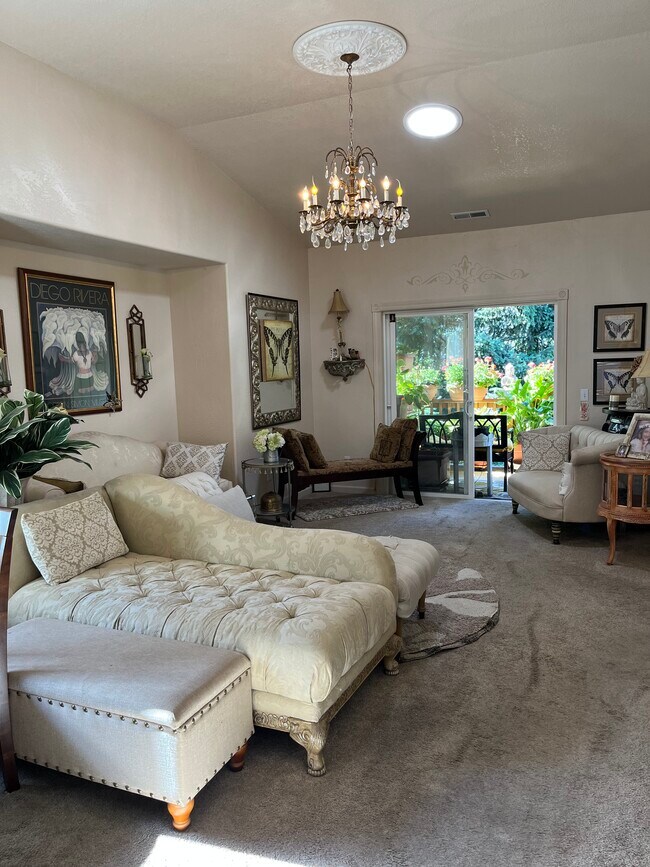 Main living area - 3685 Colony Oaks Dr