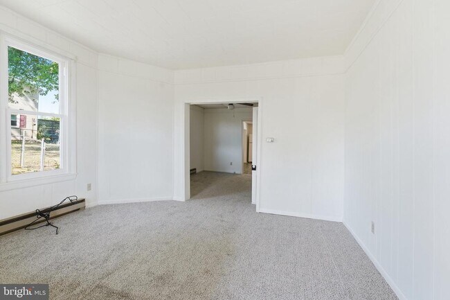 Building Photo - 815 N Maple Ave