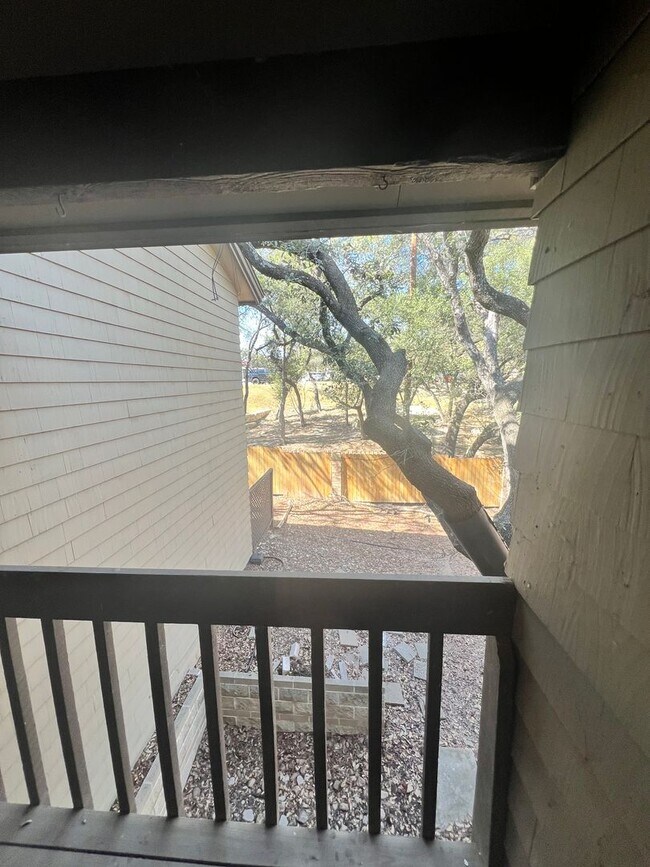 Building Photo - Edgecliff Downstairs 2/1.5 Unit