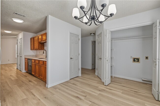 Building Photo - 1602 Parkview Pl