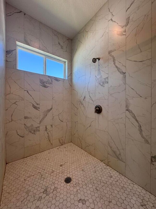 Building Photo - 4 Bedroom in Tomoka View