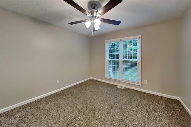 Building Photo - 142 Hartwood Dr