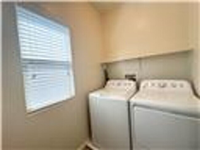 Building Photo - spacious 4 bedroom 2.5 bath home