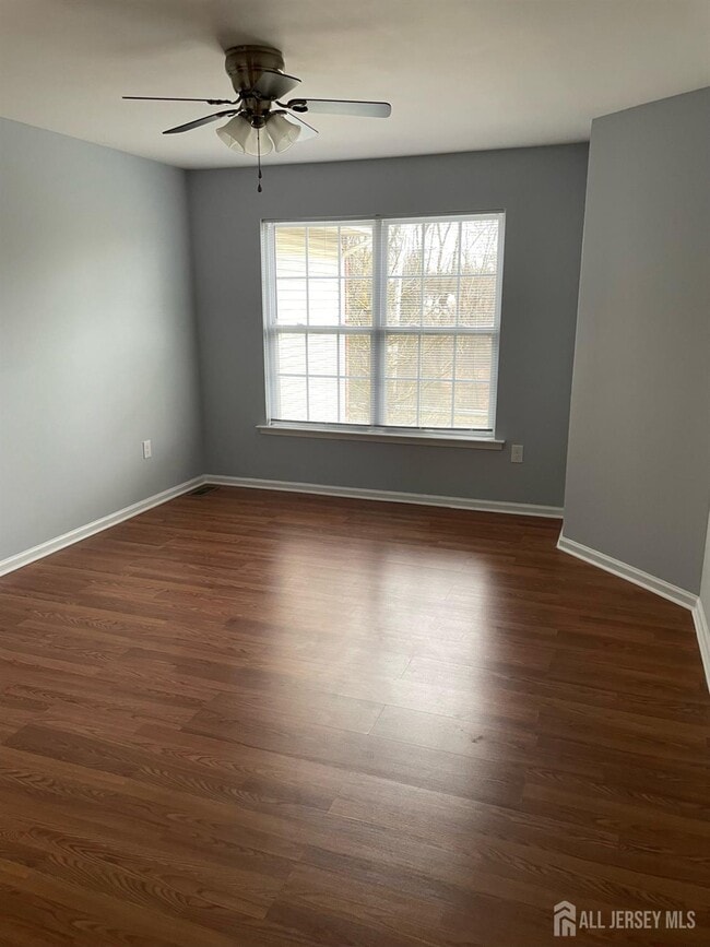 Building Photo - 301 Pinelli Dr