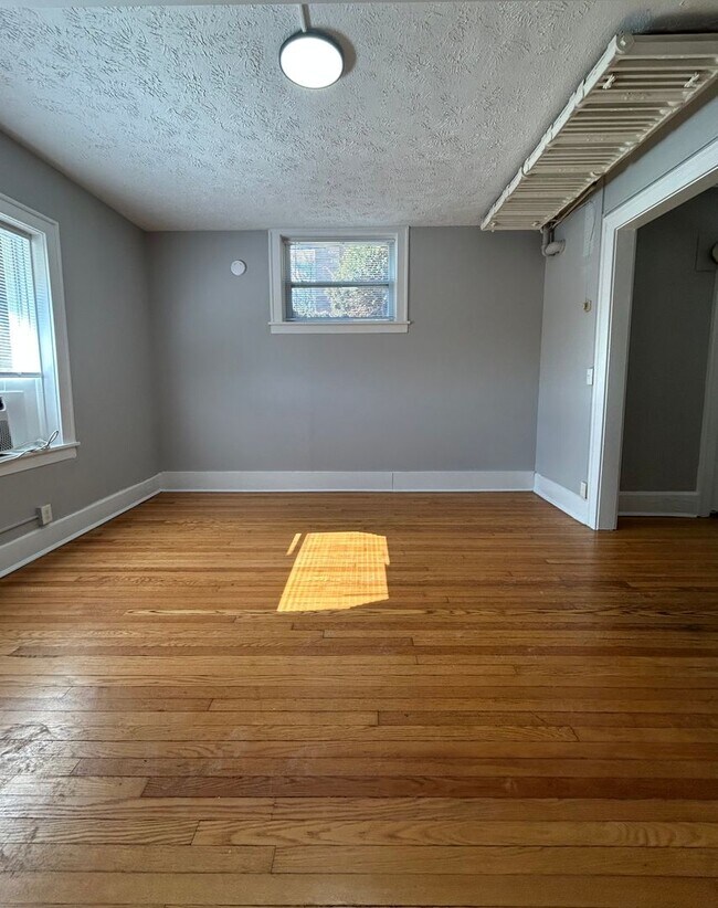 Building Photo - City Central Charmer with Private Entry