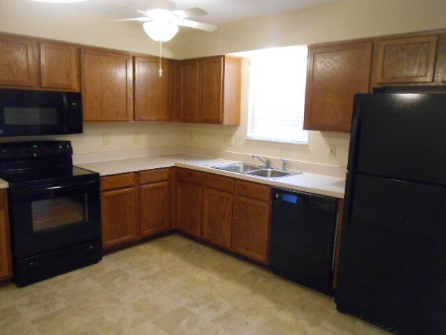 Building Photo - 12400 Bentwood Farms Drive