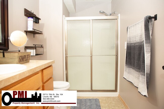 Building Photo - 4 Bedroom and 3 bathroom Fully Furnished