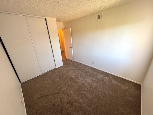Building Photo - Spacious 3+2.5 Townhome in Woodbridge Park