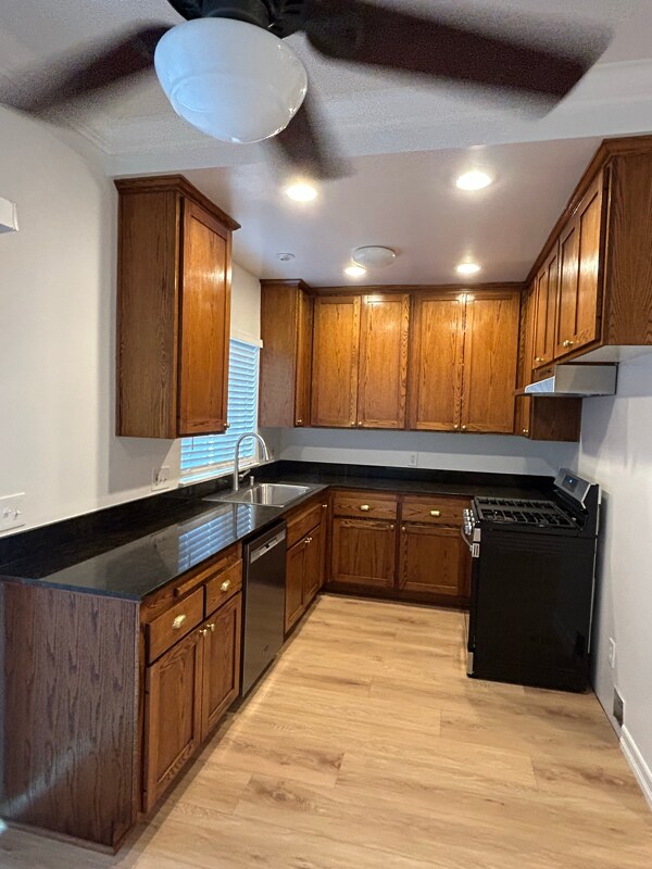 Building Photo - 10154 McClemont Ave