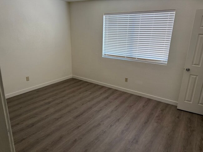 Building Photo - 3 Bedroom 1.5 Bathroom Townhouse