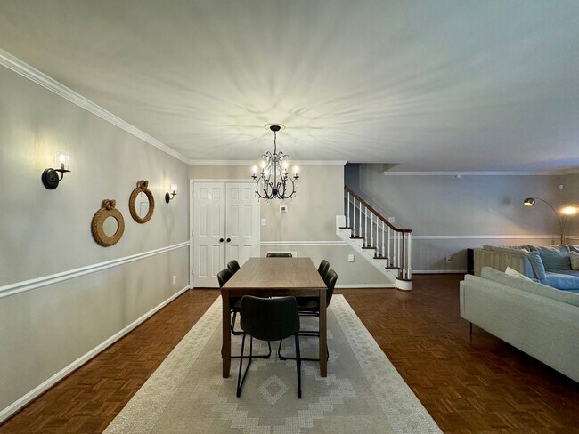 Building Photo - Fully Furnished 2 BR Townhouse in Chapel Hill – Utilities Included!