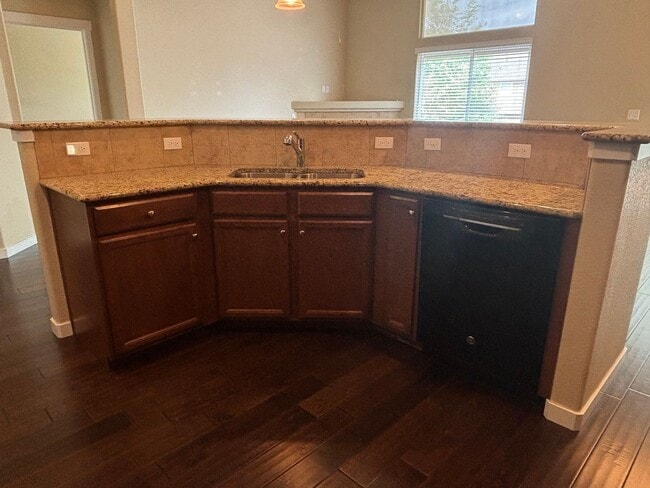 Building Photo - 5 Bedroom, 3 Bathroom Single-Family Home w...