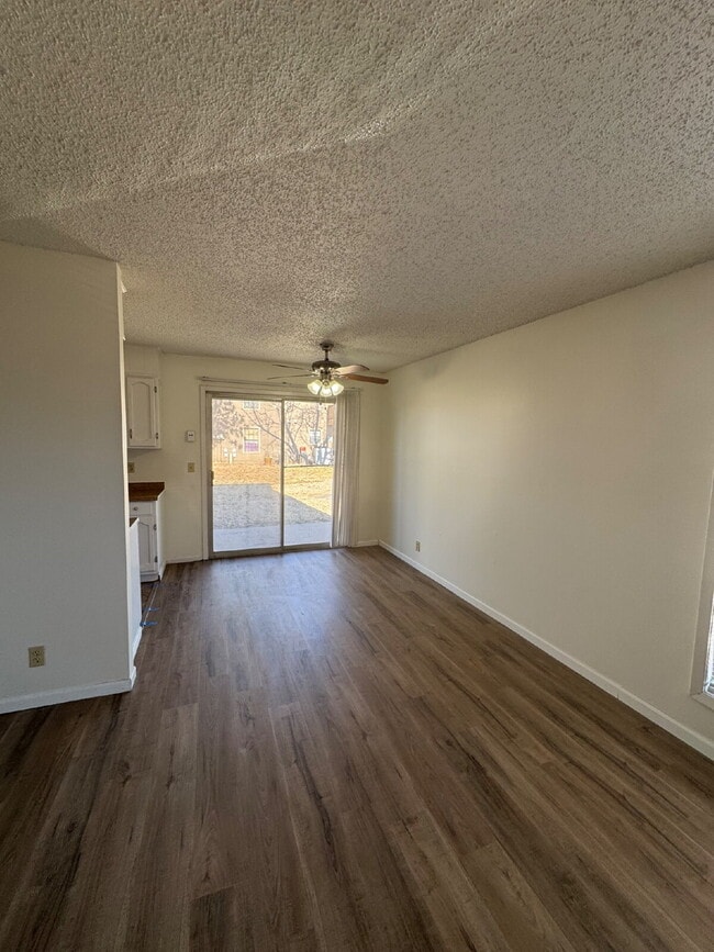 Building Photo - "Cozy 2-Bed Oasis in Wichita - Spacious 850 Sq. Ft. Living!"