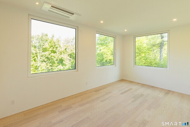 Building Photo - 205 E Hyerdale Dr