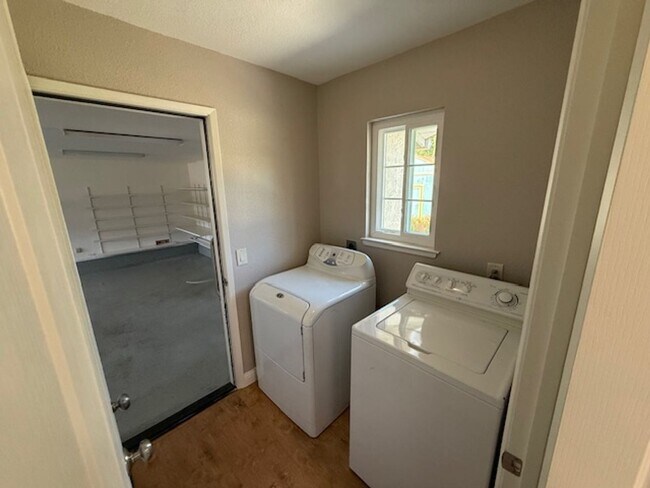 Building Photo - Massive 4-Bedroom home in Quiet Green Vall...