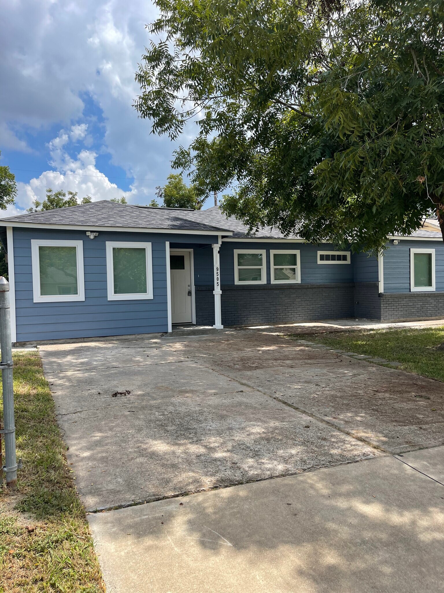 Building Photo - 9505 Sierra Dr