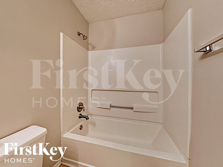 Building Photo - 1998 Glenwood Downs Dr