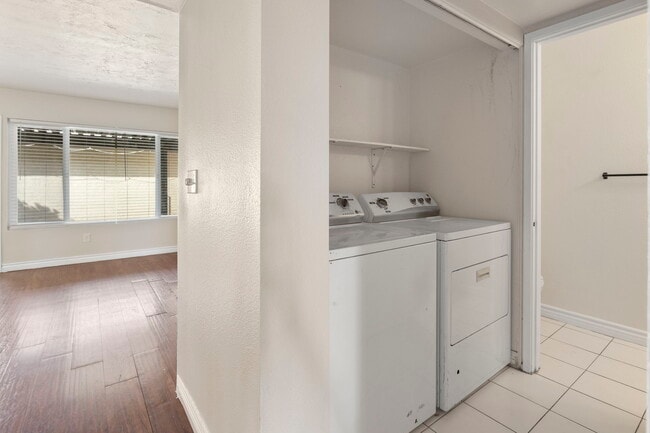 Building Photo - 1063 Las Rosas Ct