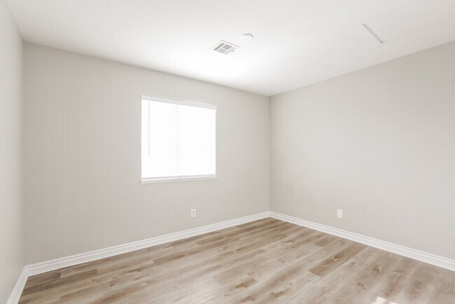 Building Photo - 7533 Hickory Hills Dr