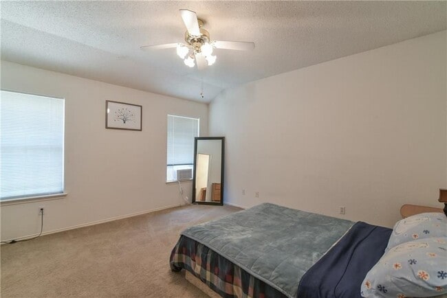 Building Photo - Ready to Move in... Do not miss this house...