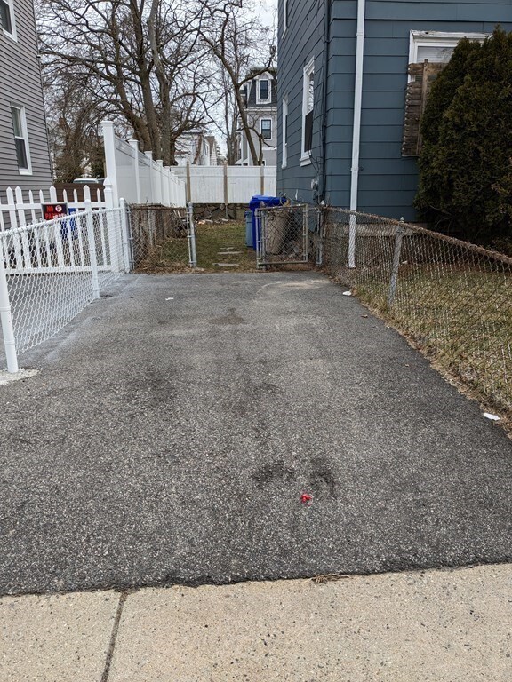 Building Photo - 10 Caddy Rd