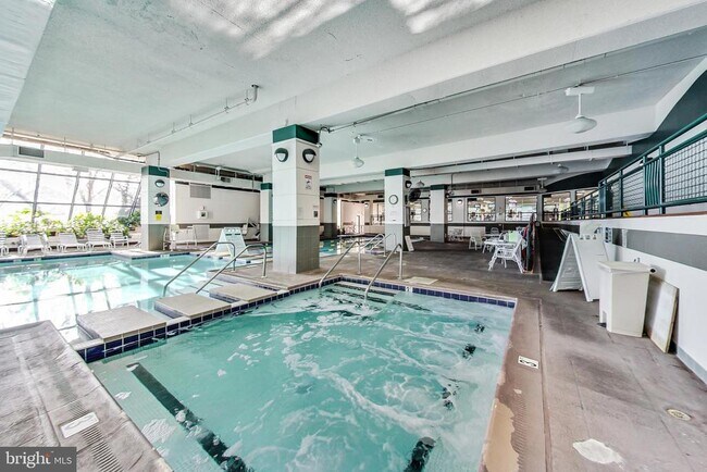 Building Photo - 307 Yoakum Pkwy