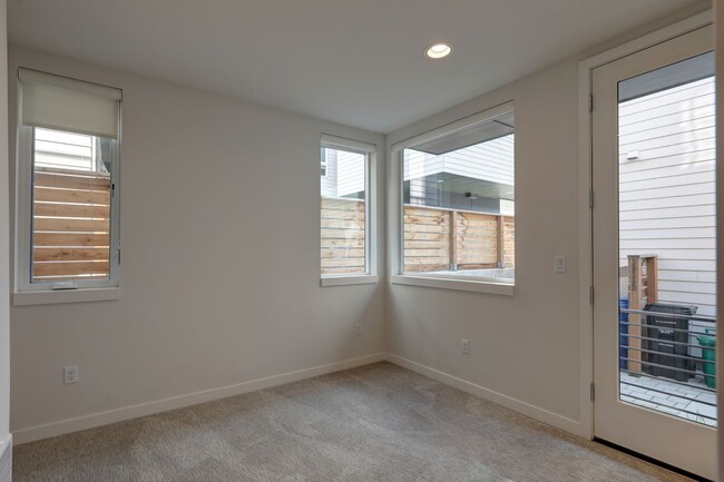 Building Photo - Beautiful 2bd, 2ba Townhome Available in C...