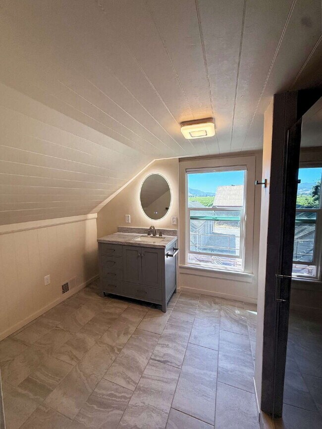 Building Photo - Spacious Two-Story Ranch Home Near Sonoma