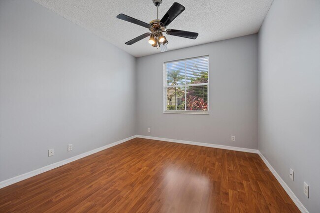 Building Photo - 9520 Lago Dr