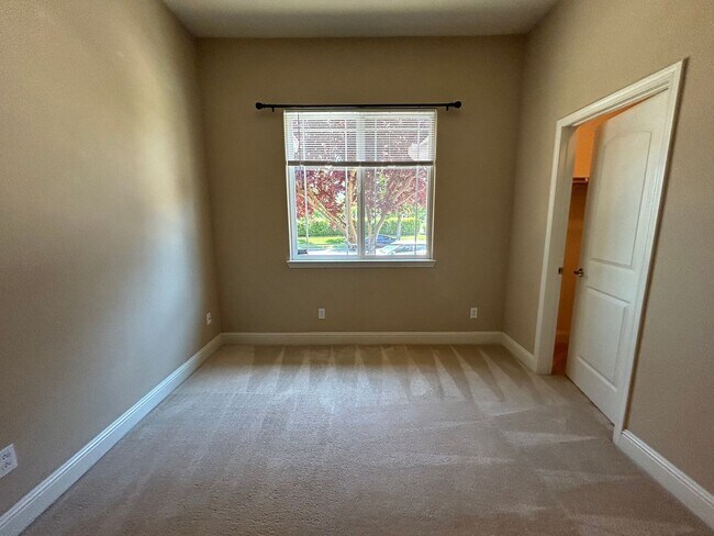 Building Photo - Nice Oakdale home on corner lot