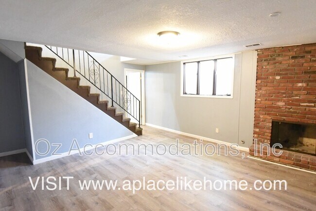 Building Photo - 608 E 78th St