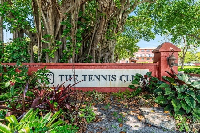 Building Photo - 680 Tennis Club Dr