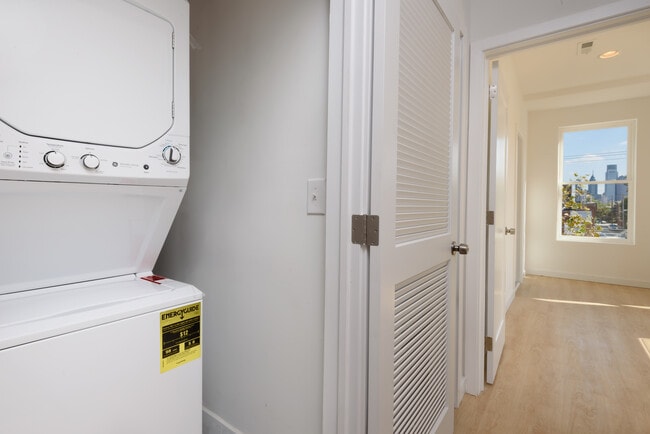 Building Photo - 1507 W Oxford St